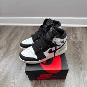 Jordan 1 Retro High OG
Bleached Coral (GS) comes with 3 sets of laces